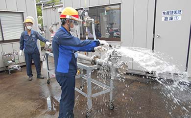 Training on experiencing the risk of leakage from flanges (2)