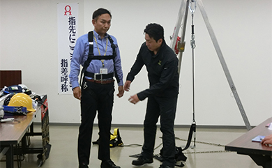 Training for using full-harness type crash prevention equipment
